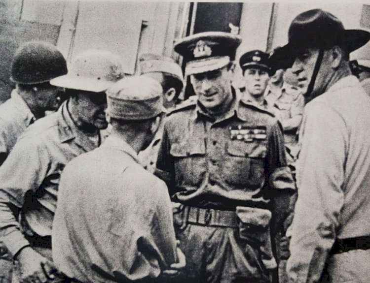 1944 - Dez mil Ingleses descem em plena selva